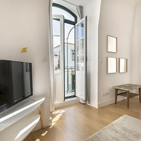 Lovelystay - Charming Flat In The Heart Of Bica アパート *