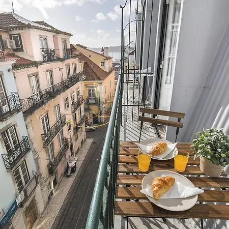 Lovelystay - Charming Flat In The Heart Of Bica アパート リスボン