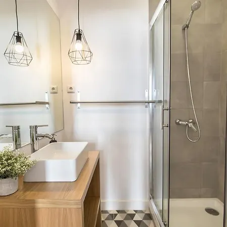 Lovelystay - Charming Flat In The Heart Of Bica *